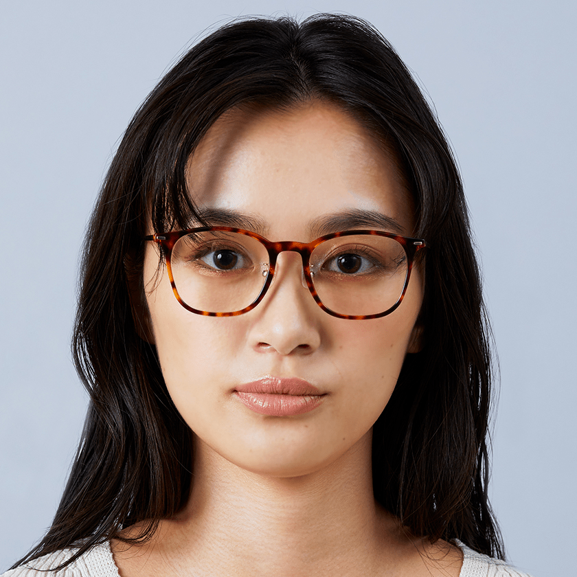 女性のメガネ装着イメージ